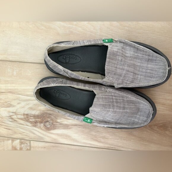 NEVER WORN- MEN SIZE 6 SANUKS - Picture 1 of 5